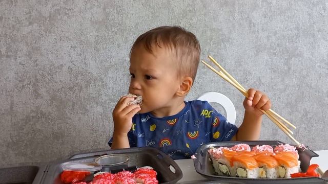 с важным лицом пробуем суши😁😋 или роллы, как правильно?) смотреть онлайн