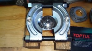 Съемник для снятия шестерни ушм(болгарки)