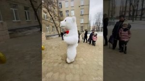 Белый мишка поздравил мальчика с днем рождения