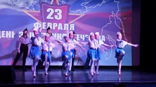 Ансамбль "Маленькая страна" танцует под песню "Экипаж - одна семья" Виктора Плешака смотреть онлайн