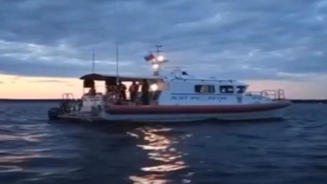 Под Архангельском продолжаются поиски пассажира упавшего вертолета смотреть онлайн