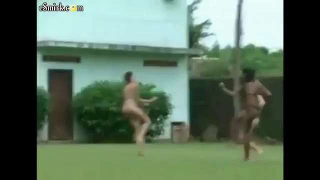 девушки в бикини играют в футбол смотреть онлайн