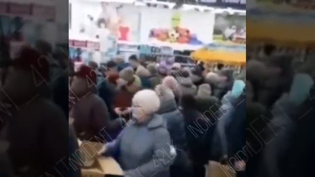 Город Полысаево, Кемеровская область. Люди дерутся за сковородки и средство для мытья посуды. смотреть онлайн