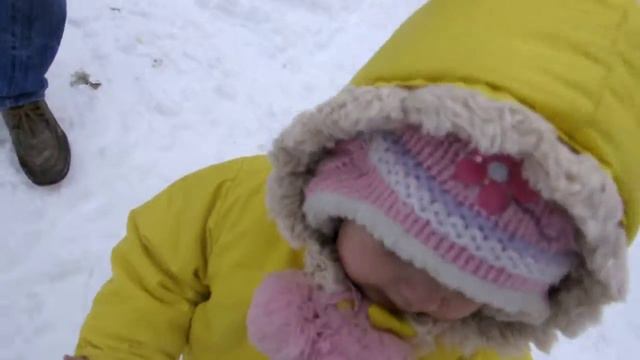 Моя сестричка в снегу. little sister in the snow. Не послушные рукавички:) смотреть онлайн