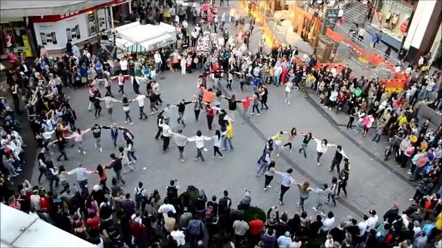 Zorbas Birmingham Flash Mob смотреть онлайн