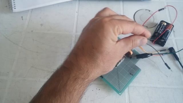 Single transistor FM receiver circuit. Easy to build, works great! смотреть онлайн