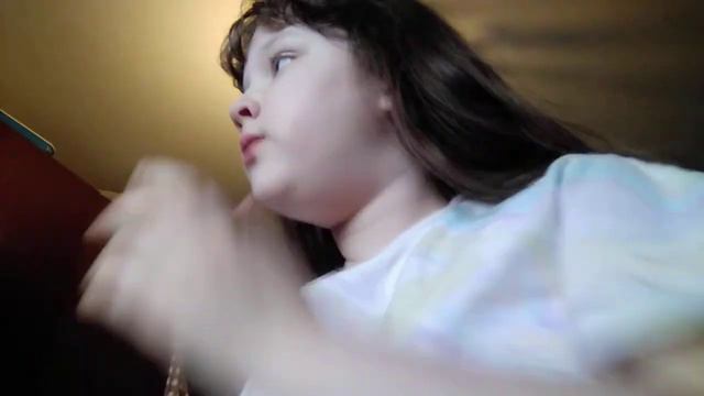 застилаю кровать нашу с Ваней. смотреть онлайн