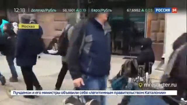 Толпа людей выстроилась очередь за iPhone X смотреть онлайн