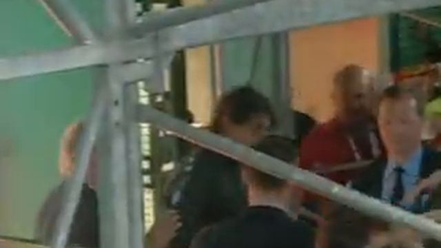 Rafael Nadal signing autographs after defeating Jarkko Nieminen ( April 18th 2012) смотреть онлайн