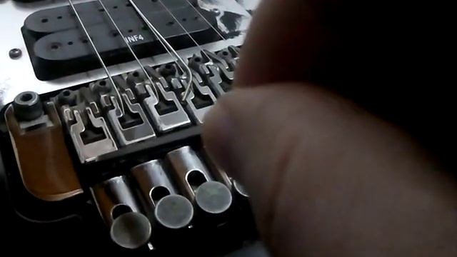Como cambiar las cuerdas de una guitarra electrica con floyd - Tutorial _Modelo ibanez RG350 смотреть онлайн