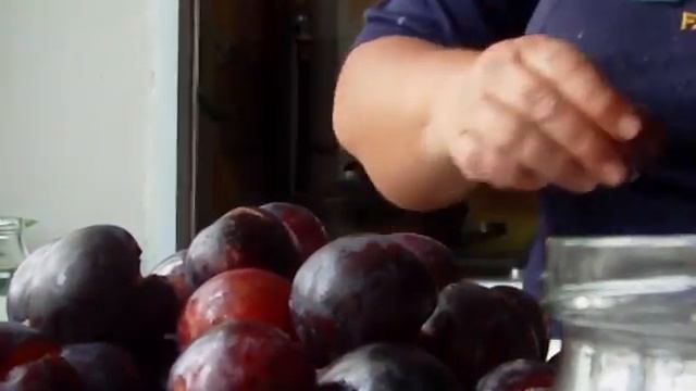 Сливы в собственном соку. смотреть онлайн