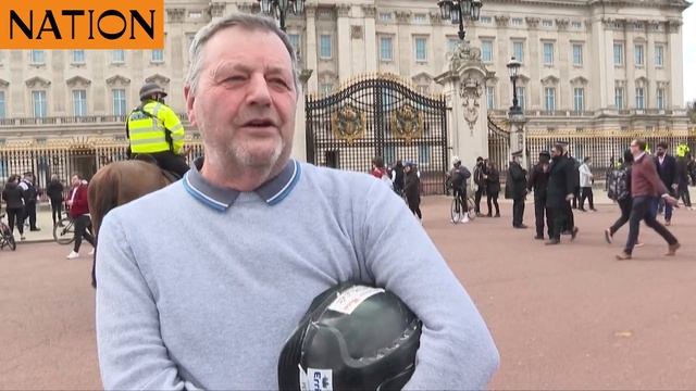 Members of the public outside Buckingham Palace react to Prince Philip's death смотреть онлайн