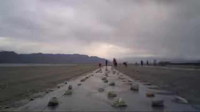 Укладка мульчирующей пленки с помощью камней смотреть онлайн