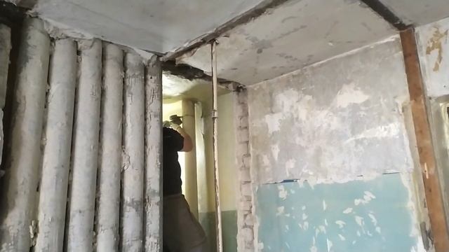 КАПИТАЛЬНЫЙ РЕМОНТ УБИТОЙ КВАРТИРЫ ОДНУШКИ 18 КВ. Бюджетный ремонт своими руками (3 часть) смотреть онлайн