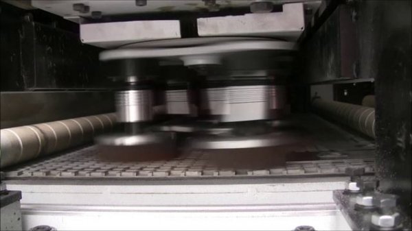 Зачистка кромки стальной детали на станке Viet