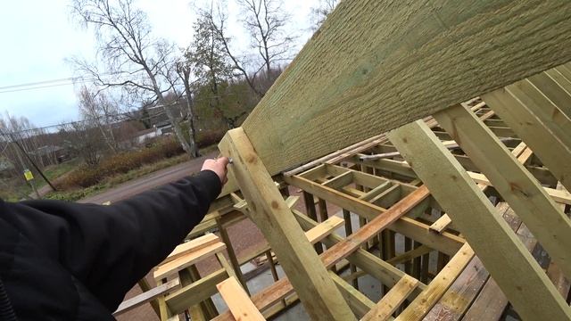 Стройка продолжается. Монтаж крыши . смотреть онлайн