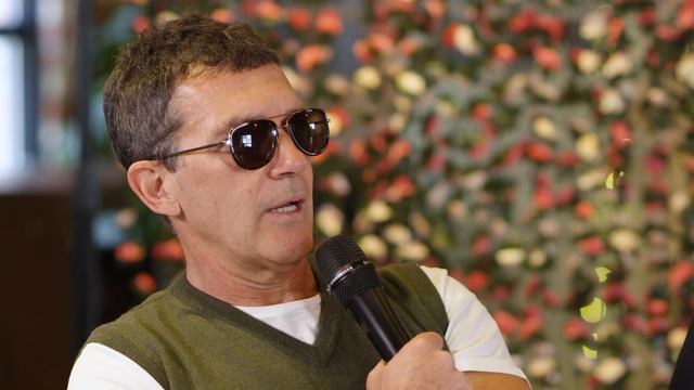 Meryl Streep, Gary Oldman, and Antonio Banderas on discovering money laundering смотреть онлайн