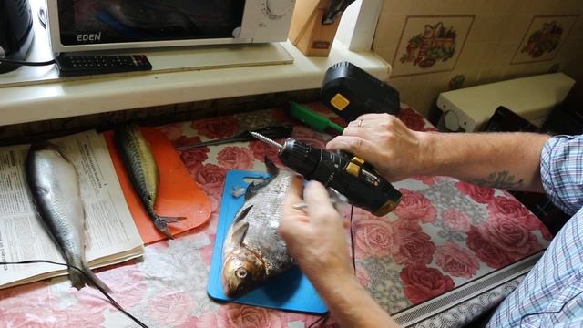 Дачники , туристы , автомобилисты.Шуруповёрт в работе. смотреть онлайн