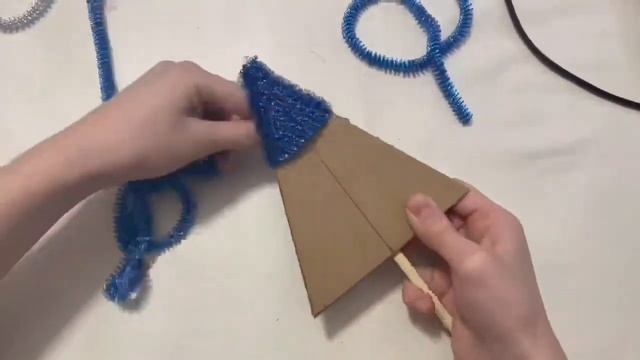 Новогодние ЛЕГКИЕ Поделки в садик или школу из КАРТОНА СВОИМИ РУКАМИ Ёлочка из мишуры смотреть онлайн