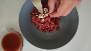 Салат из фасоли. Консервированная фасоль с грецким орехом и зеленью.