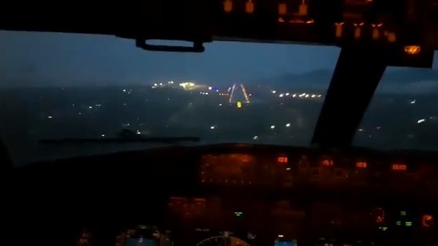 Landing in a Foggy Night on the Infamous Calicut Tabletop Runway смотреть онлайн