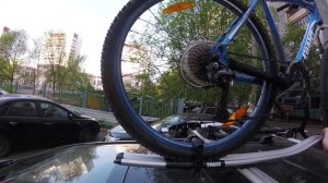 Установка трех велосипедов на крыше автомобиля