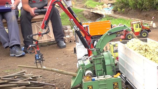MINDBLOWING RC WOOD HANDLING & RC WOOD CHOPPER// RC TRUCK LONG WOOD TRANSPORT// RC LUMBERJACK смотреть онлайн