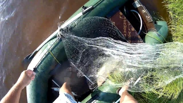 И СНОВА УДАЧА!!! Я ДУМАЛ, ОН МЕНЯ С ЛОДКИ СКИНЕТ!!! ТРОФЕЙ НА КАСТИНГОВУЮ СЕТЬ!!! смотреть онлайн