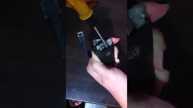 Меняем батарейку в брелке от B6/CC смотреть онлайн