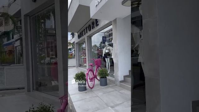 Кипр, Лимасол, магазин одежды, витрина, розовый велосипед, платья