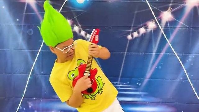 Дженни создала свою музыкальную группу и стала звездой. Видео для детей. Video for kids. Не мультик смотреть онлайн