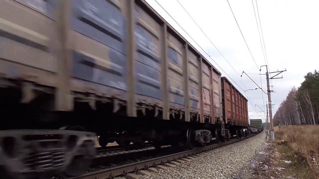 2ЭС6-240 "Синара" с грузовым поездом и приветливой бригадой смотреть онлайн