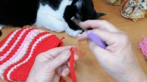 2 часть. Помпон-цветок крючком на шапку понравится вашей крохе. Ушки к шапке, завязки спицами