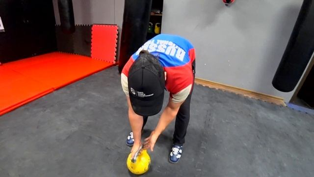 Силовое жонглирование гирями для начинающих. Базовые броски. Как жонглировать гирей. Обучающее виде