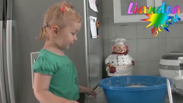 Лиандра с мамой жарят пирожки с картошкой и малиной смотреть онлайн