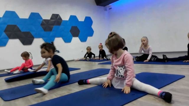 Урок младшей группы Школы классической и современной хореографии "Фуэте" смотреть онлайн