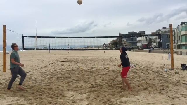 How NOT to Pass in Beach Volleyball | Beach Volleyball Ball Control смотреть онлайн