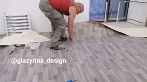 Как и чем приклеить линолеум к полу чтобы он не двигался.