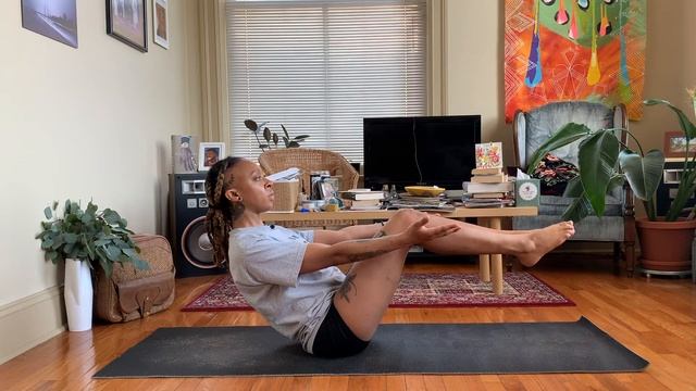How To: Boat Pose Modifications & Tips смотреть онлайн