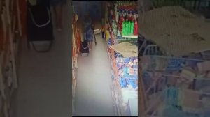 Бабуля обосралась в супермаркете?♂️