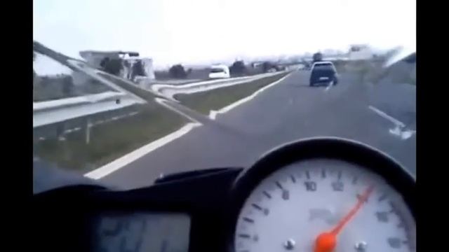 Заряженный OPEL ASTRA vs YAMAHA R6 смотреть онлайн