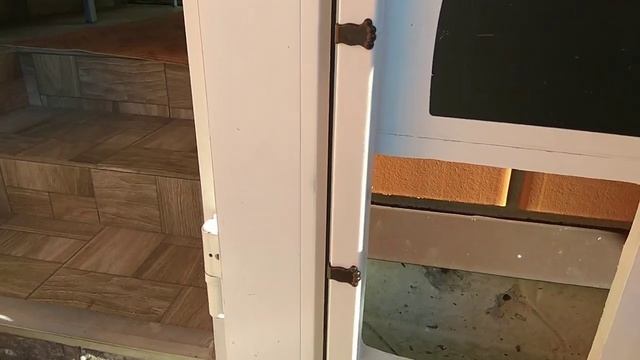 как установить дверцу лаз для домашних животных. кошек и собак смотреть онлайн