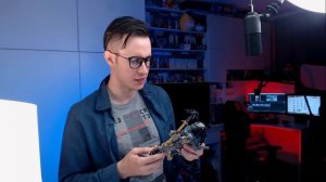 ХИЩНИК / PREDATOR - LEGO НЕРВНО КУРИТ В УГЛУ