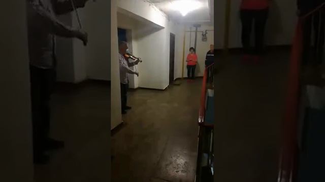 Profesor de la CNVA, cântând la vioară ”Hristos a înviat”, pentru vecini смотреть онлайн