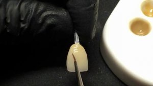 Нанесение красителей на циркониевую коронку