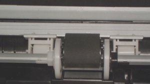 Принтер не захватывает бумагу (XEROX 3125) - замена резинки ролика захвата подачи бумаги.