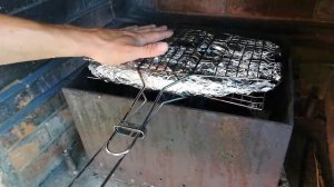 Готовим скумбрию и картошку в фольге на углях.