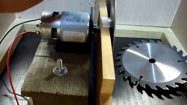 Маленькая настольная мини циркулярка из мотора серии 775 DIY