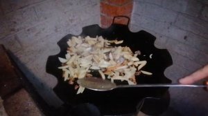 Жареная картошка в садже на костре.