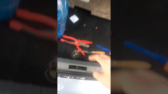 Открыть багажник на Бмв е90 когда нет питания, сел акб, рткрыть багажник Бмв через салон смотреть онлайн